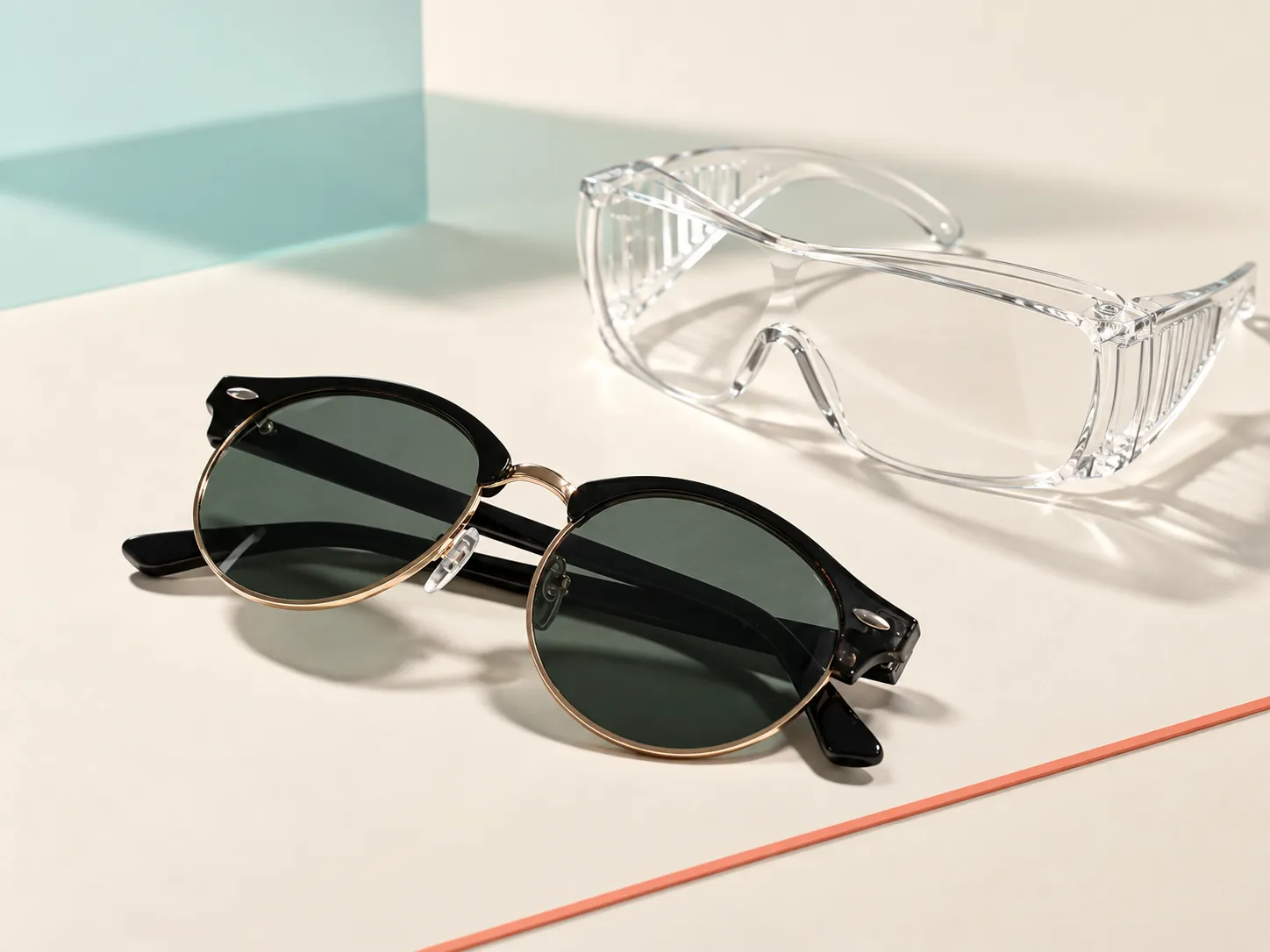 Lunettes de soleil et lunettes de sécurité photographiées en studio